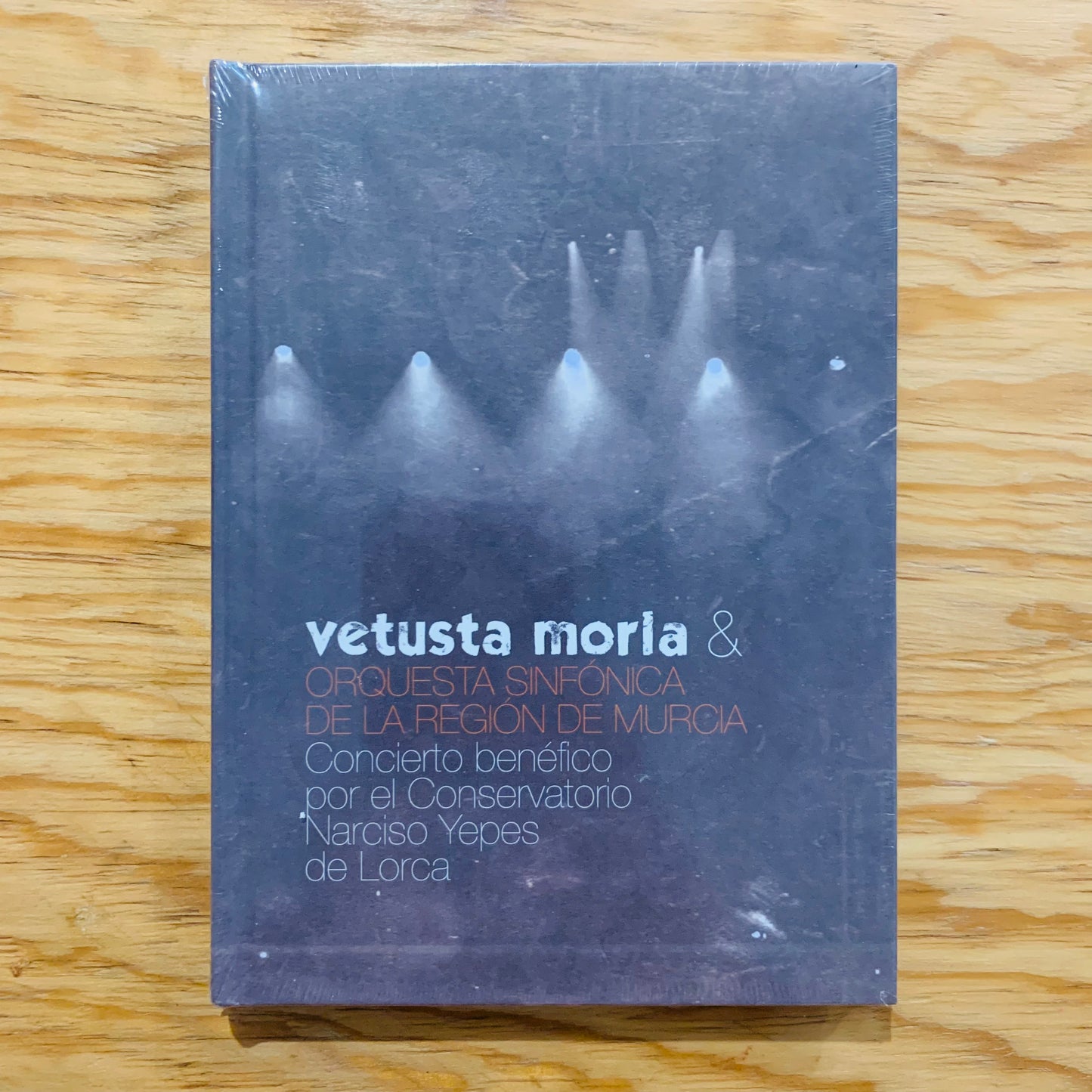 VETUSTA MORLA: CONCIERTO BENÉFICO POR EL CONSERVATORIO NARCISO YEPES DE LORCA (CD DOBLE + DVD + LIBRO)