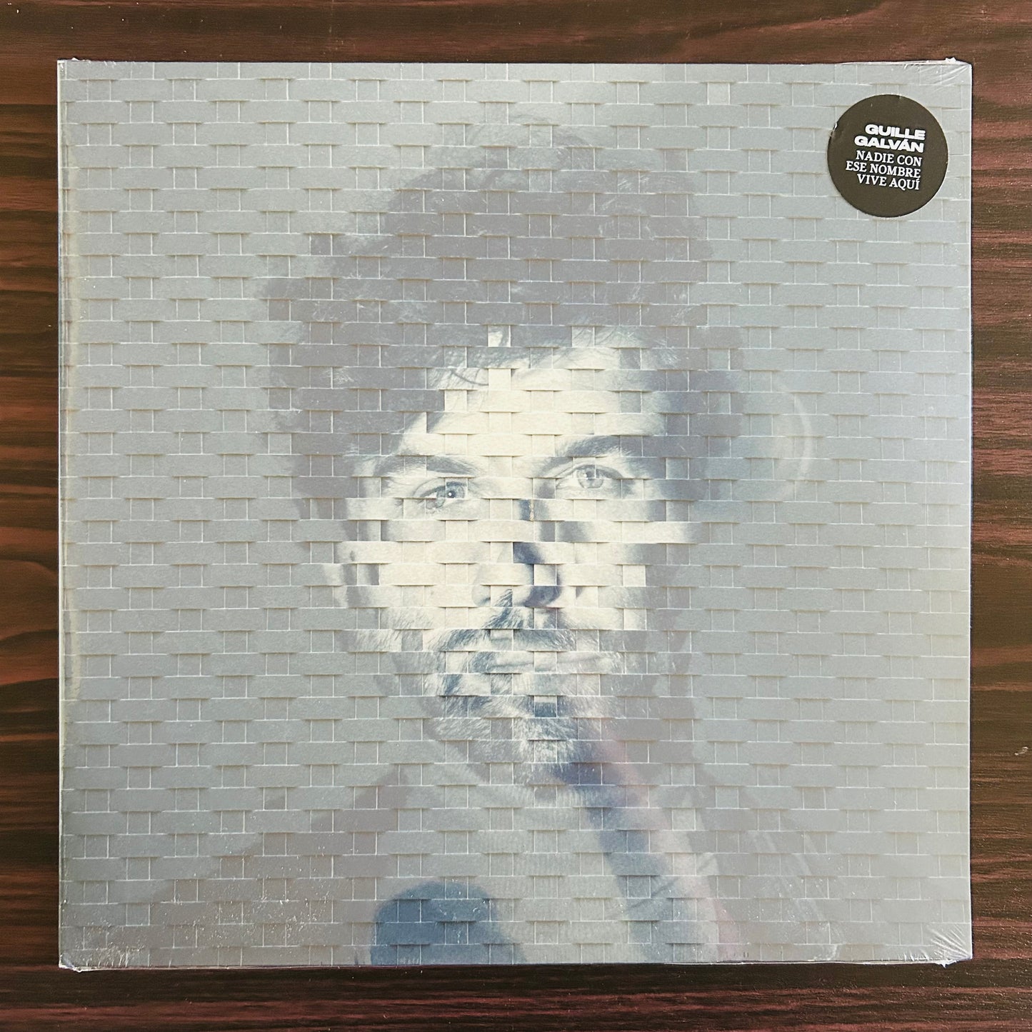 NADIE CON ESE NOMBRE VIVE AQUÍ (VINILO AZUL FIRMADO)